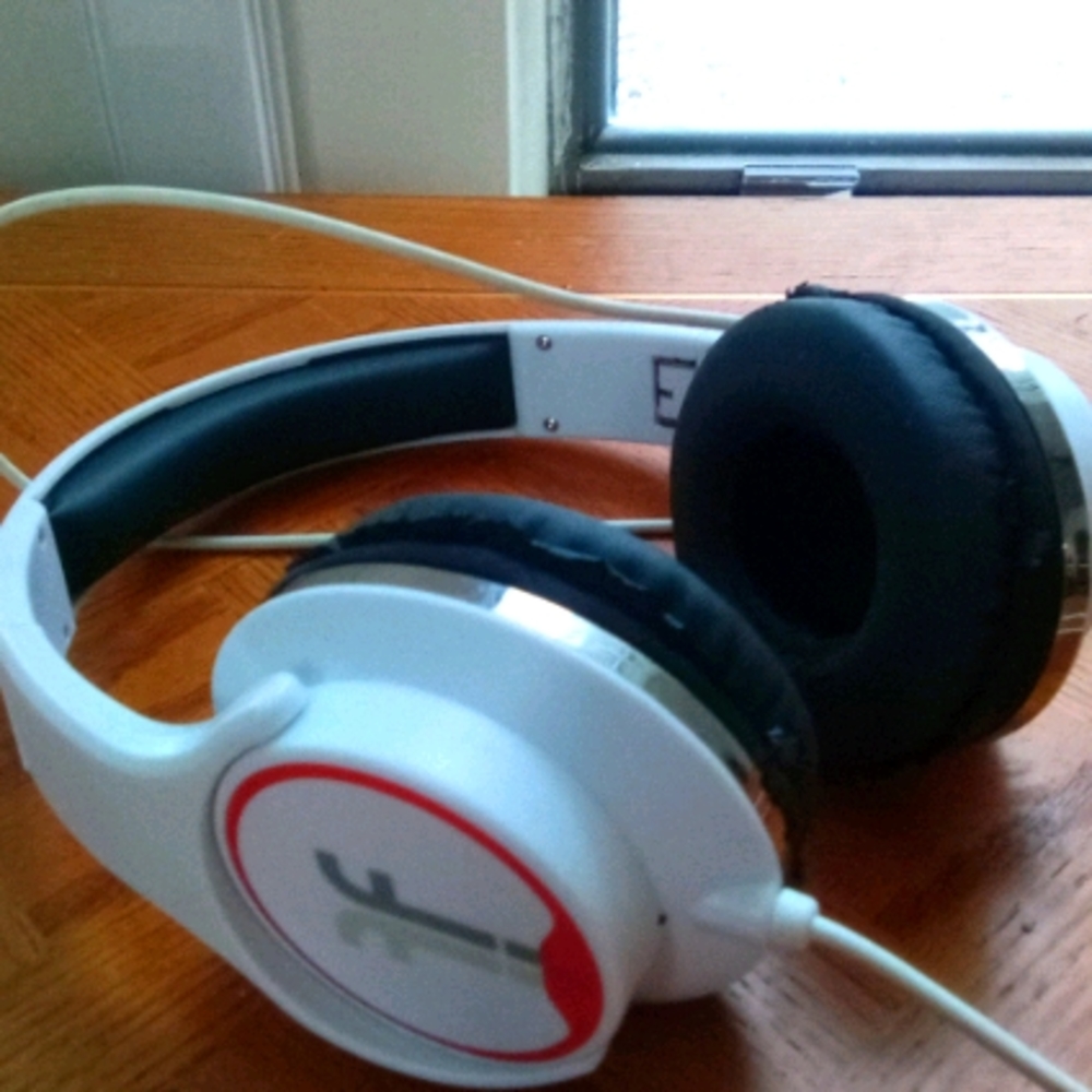 Flips high-definition speaker headphones
